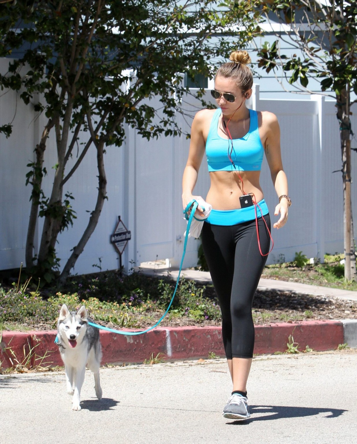 Miley cyrus muestra su trasero con mallas deportivas en sujetador para correr en la
 #75266077