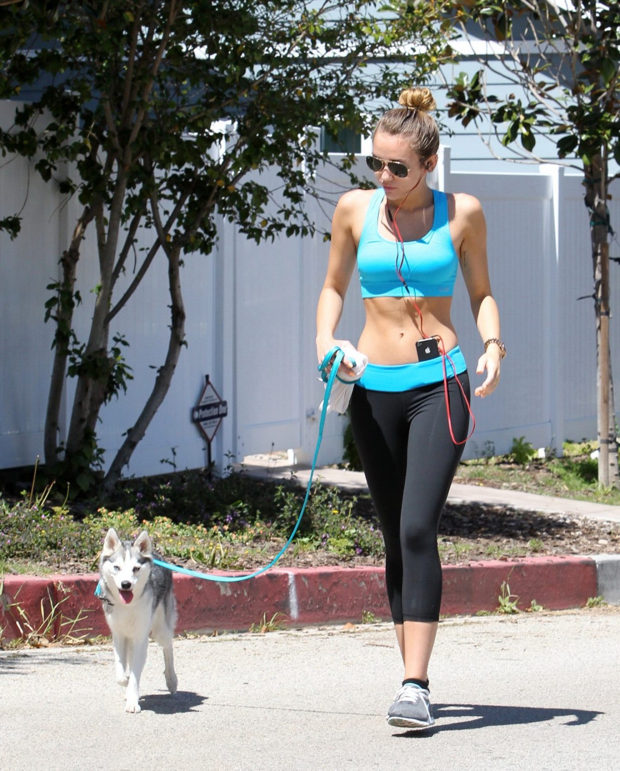 Miley Cyrus zeigt ihren Arsch in einer Sport-BH-Strumpfhose beim Joggen in La
 #75266077