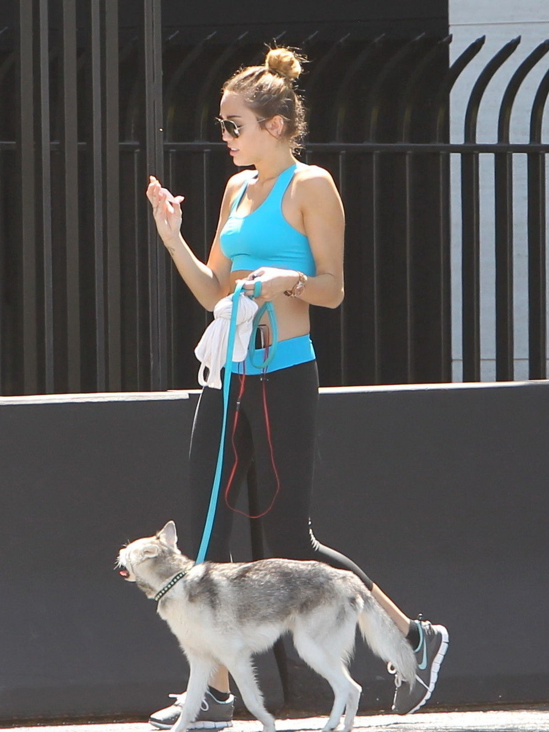 Miley cyrus muestra su trasero con mallas deportivas en sujetador para correr en la
 #75266108