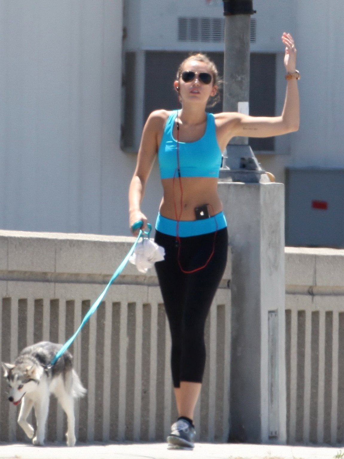 Miley Cyrus mostra il suo culo indossando collant reggiseno sportivo per una corsa a La
 #75266115