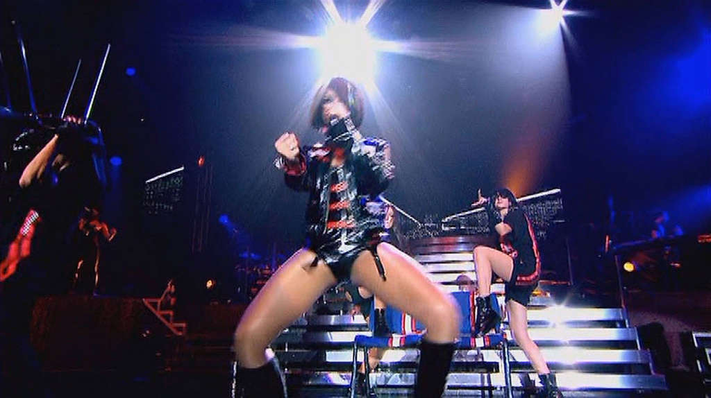 Rihanna che mostra il suo cazzo di culo sexy e corpo caldo sul palco
 #75353441