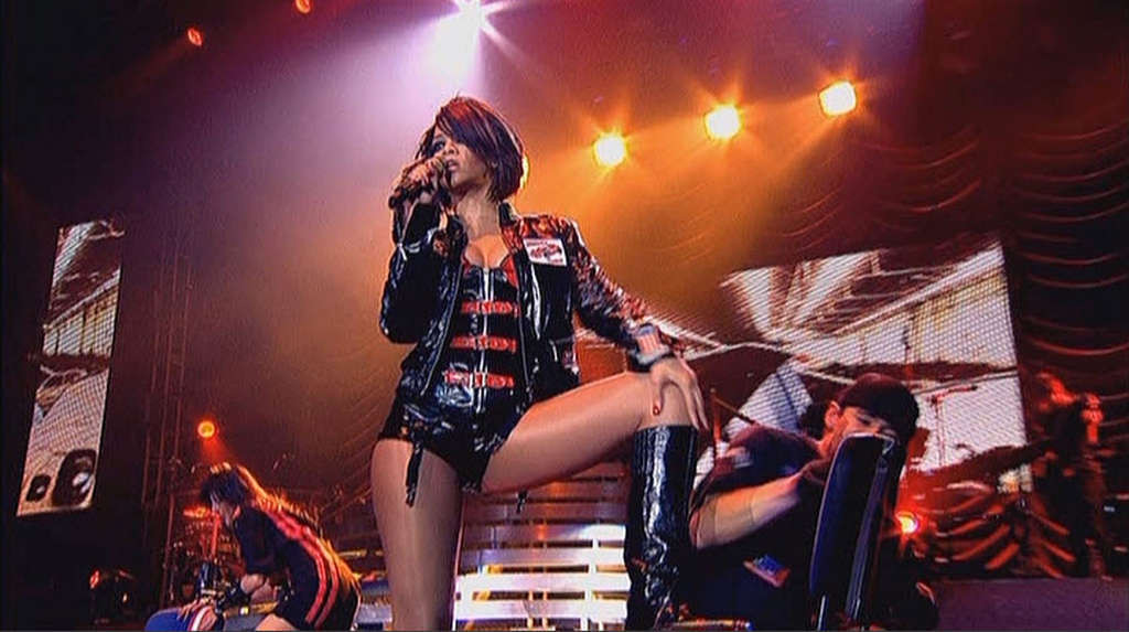 Rihanna mostrando su puto culo sexy y su cuerpo caliente en el escenario
 #75353447