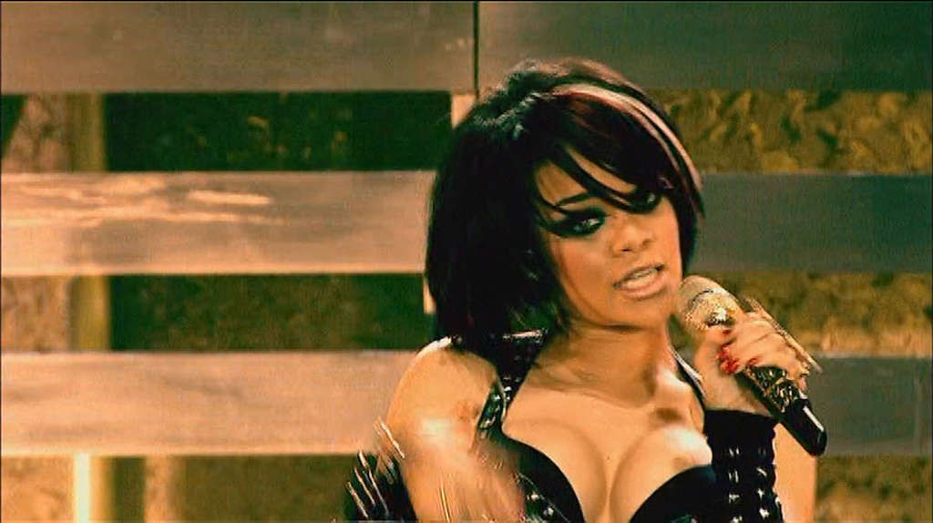 Rihanna che mostra il suo cazzo di culo sexy e corpo caldo sul palco
 #75353522