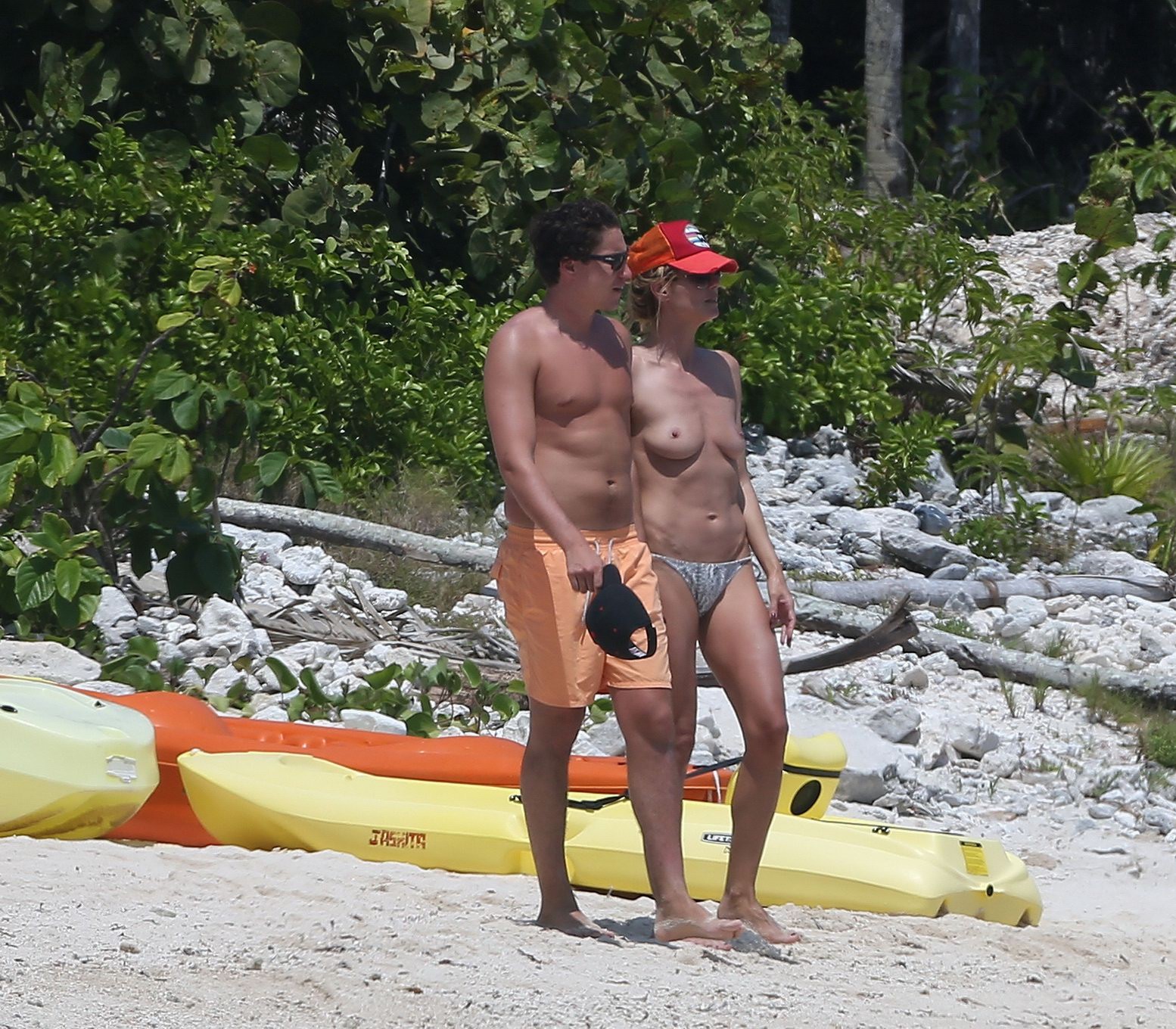 Heidi klum bromeando en topless con su novio en la playa en mexico
 #75199058
