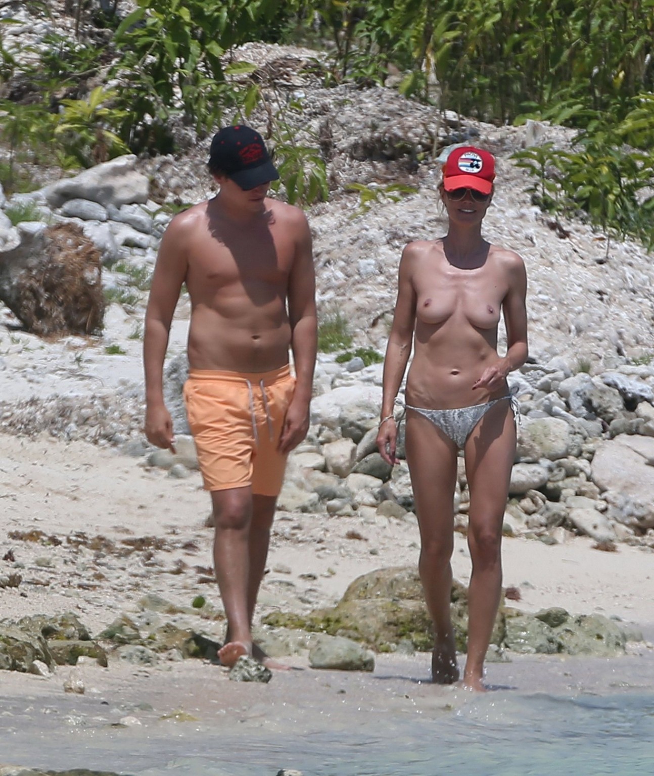 Heidi klum s'exhibe seins nus avec son copain à la plage au mexique
 #75199085