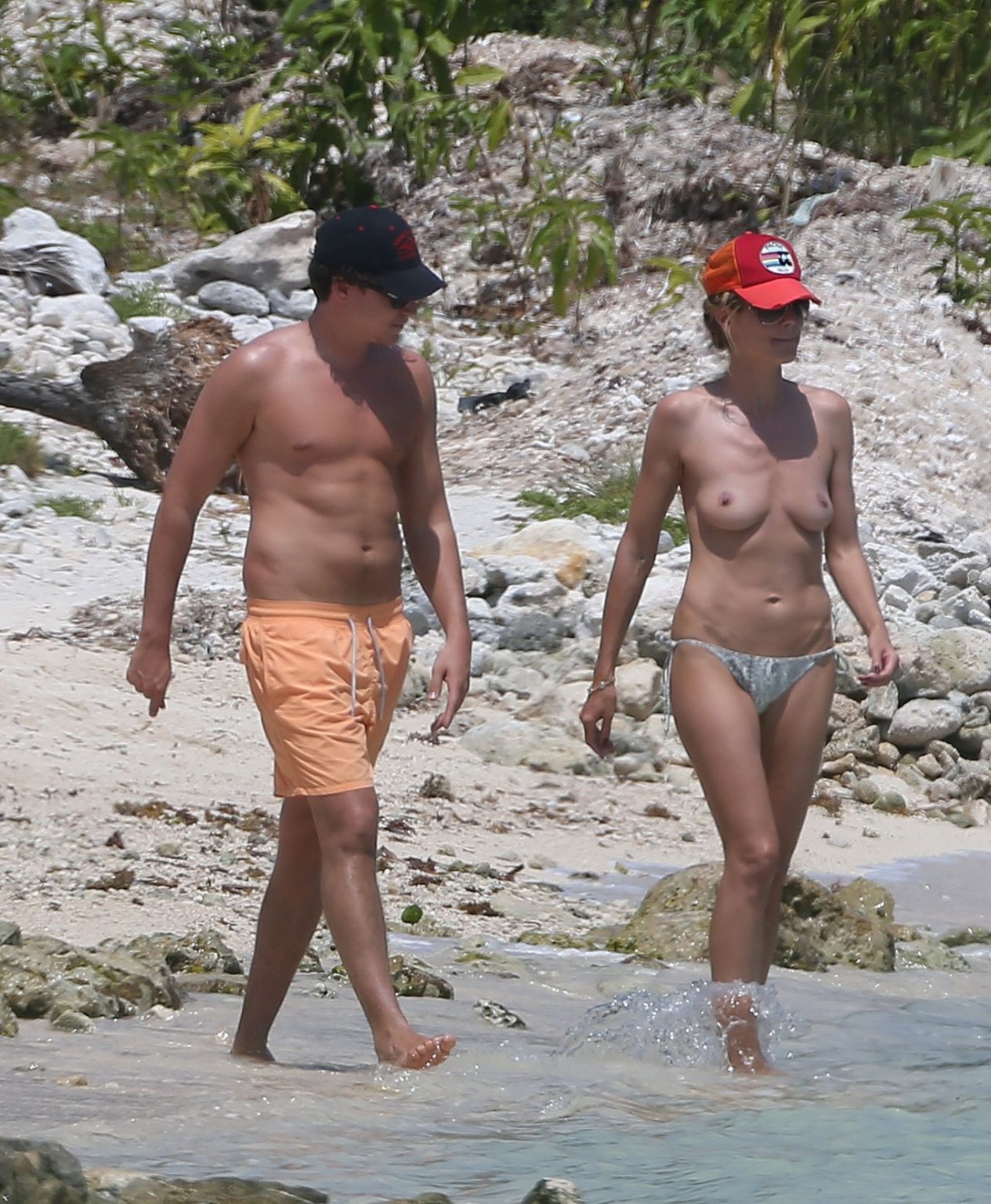 Heidi klum s'exhibe seins nus avec son copain à la plage au mexique
 #75199138