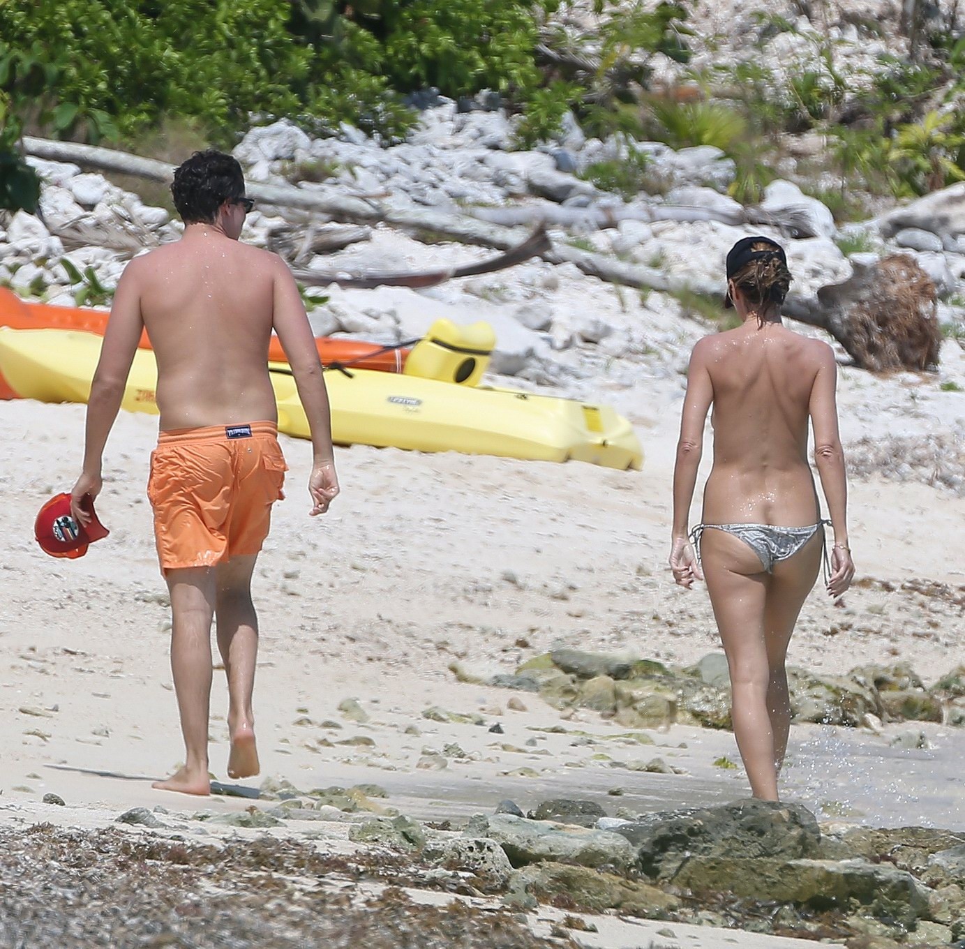 Heidi klum s'exhibe seins nus avec son copain à la plage au mexique
 #75199188