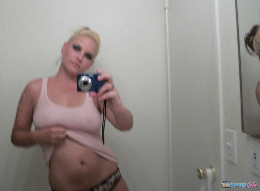Geile Blondine nimmt Bilder von sich selbst nackt zu hookup 
 #68922640