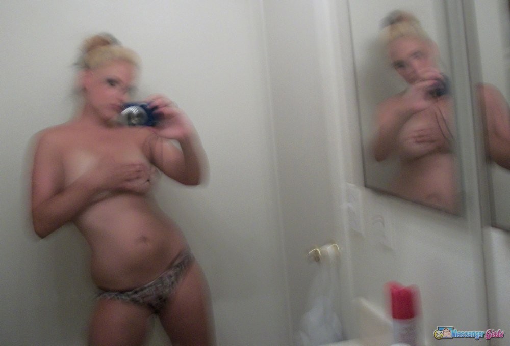Geile Blondine nimmt Bilder von sich selbst nackt zu hookup 
 #68922686