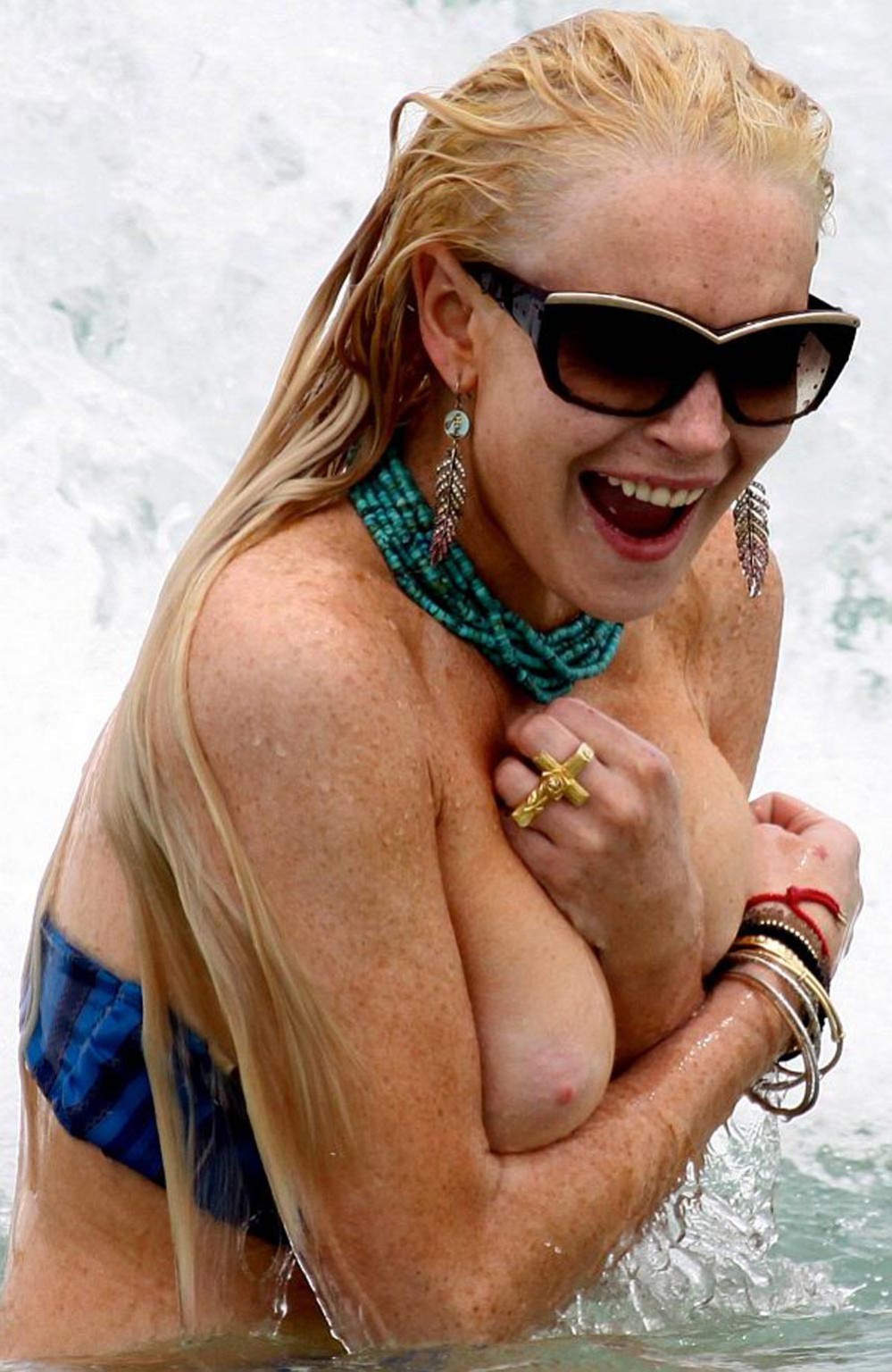 Lindsay Lohan sexy en public avec un glissement de téton
 #75279802
