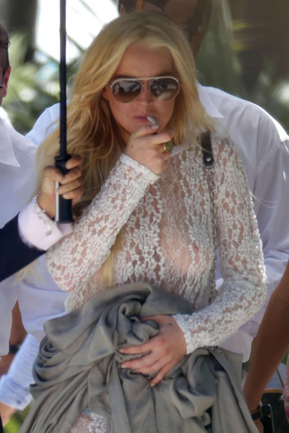 Lindsay Lohan sexy en public avec un glissement de téton
 #75279811