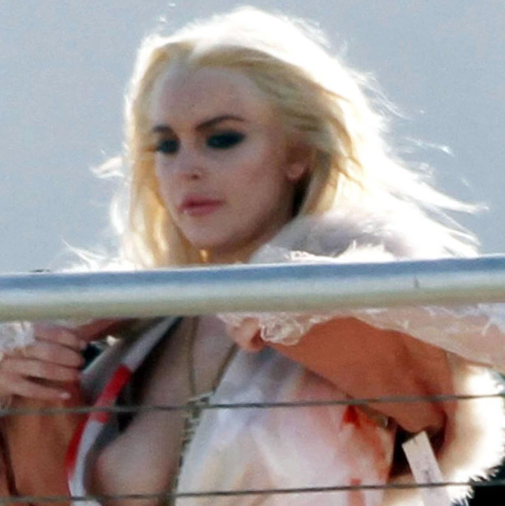 Lindsay Lohan sexy en public avec un glissement de téton
 #75279816