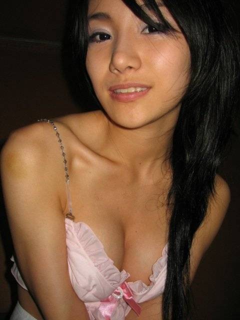 Cute teen amateur Asian girlfriend gives blowjob in homemade pix #69964288