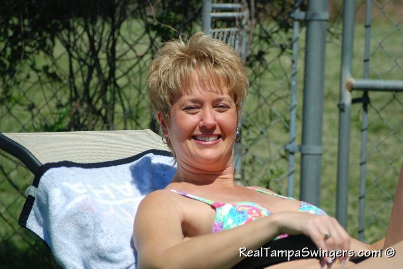 Swinger-Mutter Tracy macht sich im Garten nackt
 #77654135