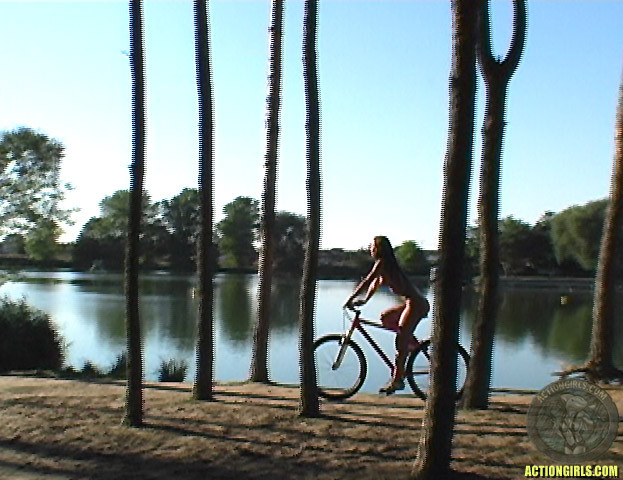 屋外で自転車に乗るCutie
 #70934060