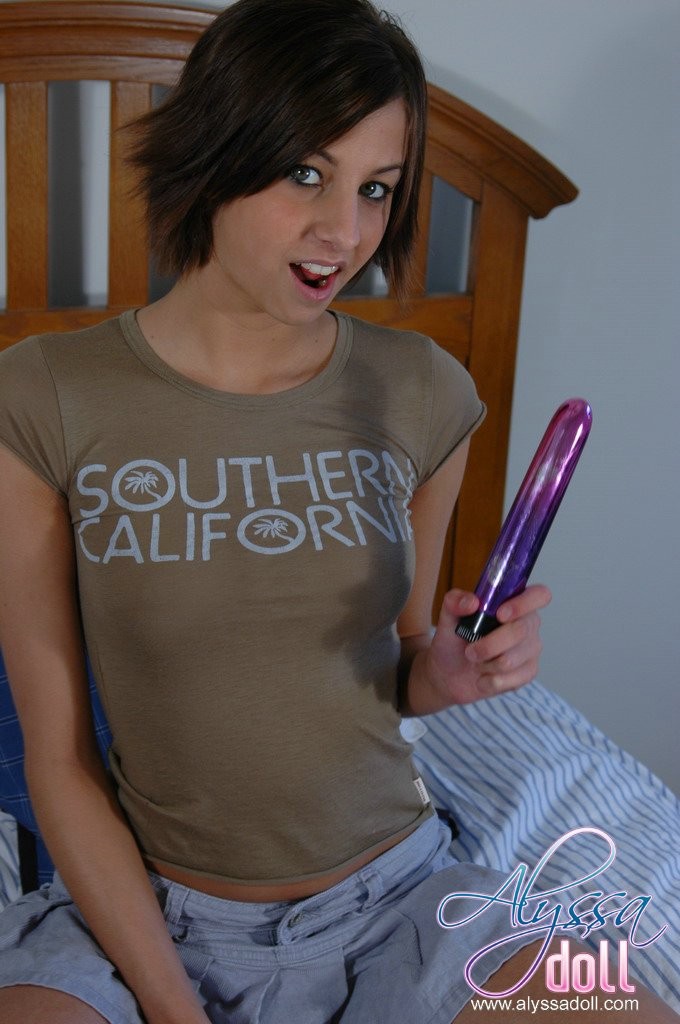 Alyssa disfruta de su nuevo consolador
 #78420601