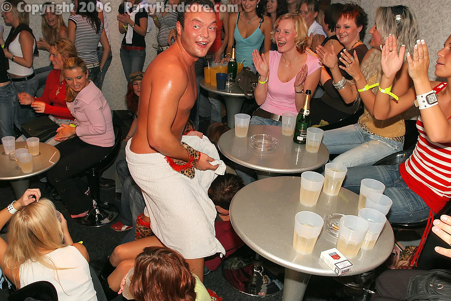 Betrunkene Underground-Orgie in Diskothek
 #78912431