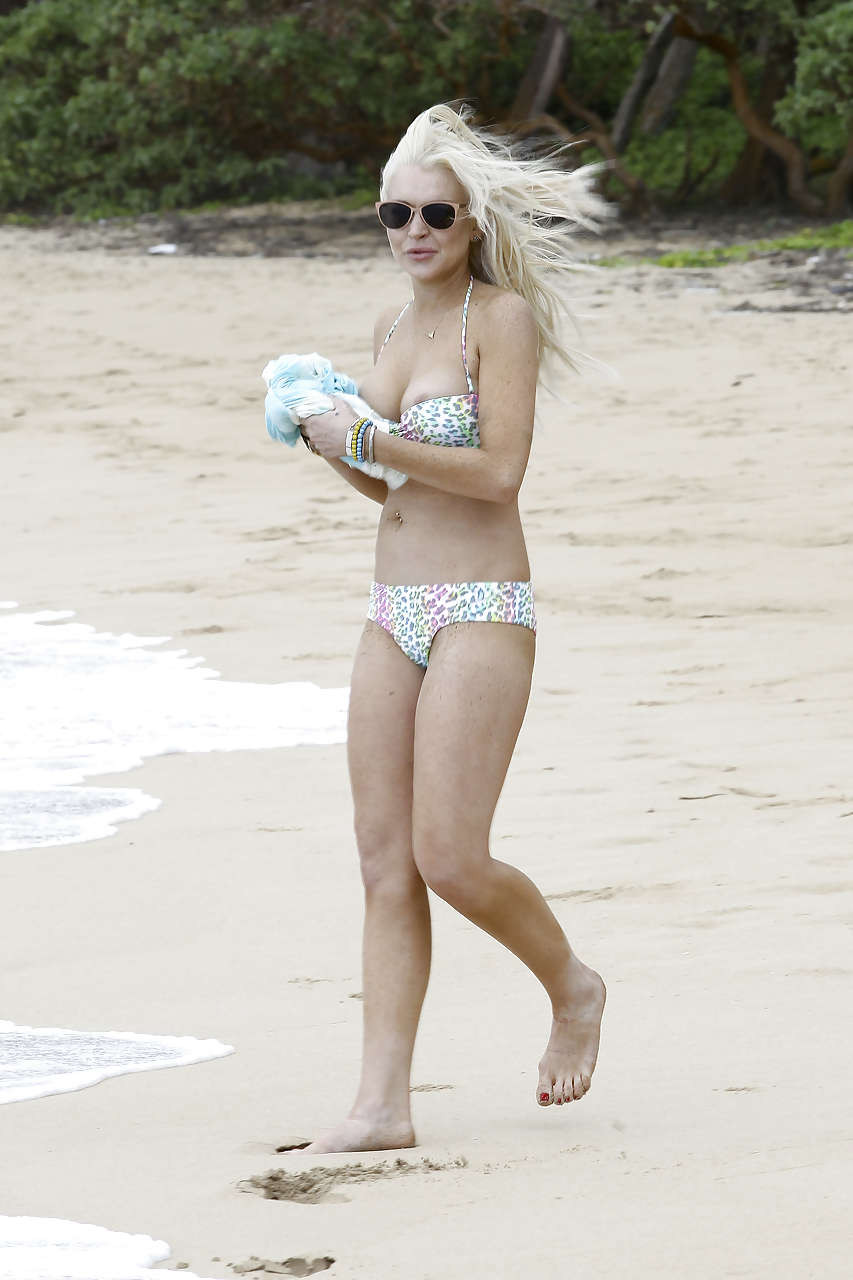 Lindsay Lohan looking very sexy in bikini on beach paparazzi pictures #75279145