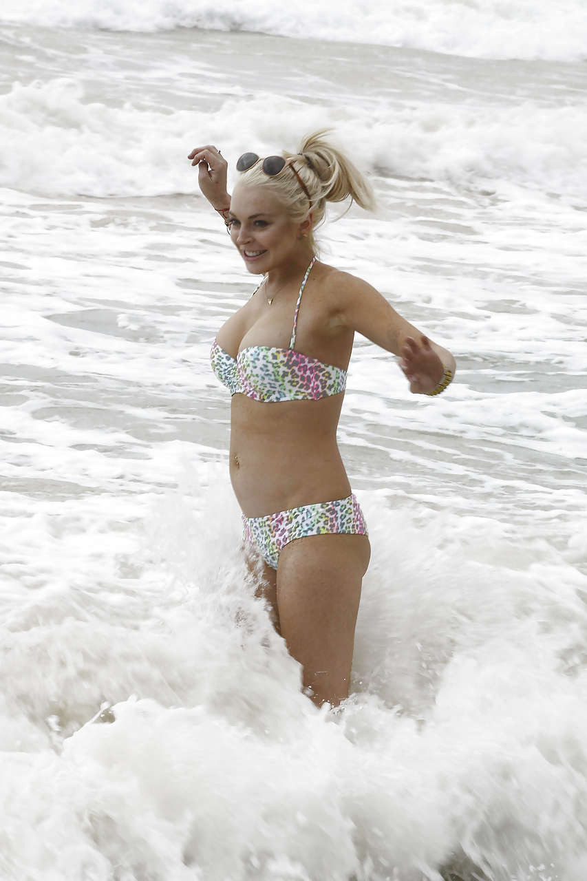 Lindsay lohan guardando molto sexy in bikini sulla spiaggia foto paparazzi
 #75279184