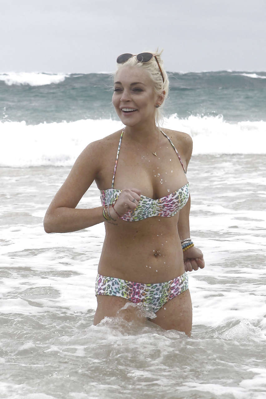 Lindsay Lohan looking very sexy in bikini on beach paparazzi pictures #75279199