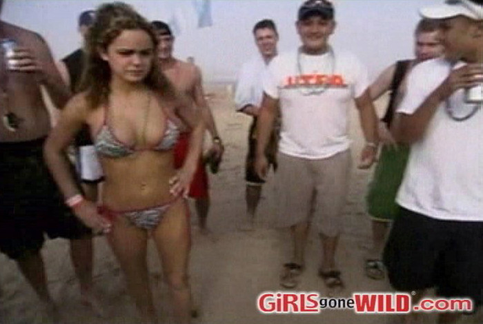 Ragazze in spiaggia in bikini che lottano sulla sabbia
 #72321899