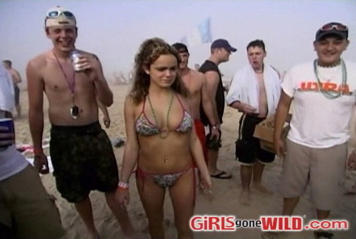 Ragazze in spiaggia in bikini che lottano sulla sabbia
 #72321917