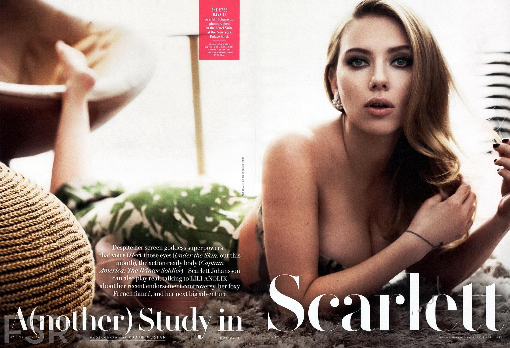 Scarlett johansson mostrando un enorme escote en la sesión de fotos de vanity fair
 #75188880