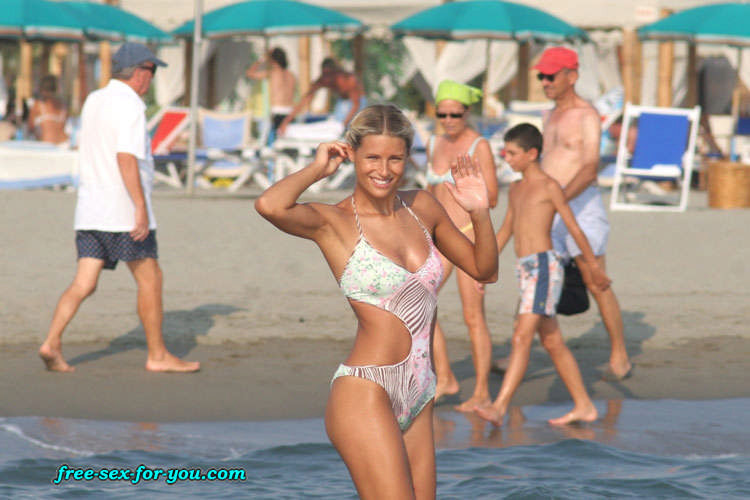 Michelle Hunziker zeigt ihren tollen Körper und Arsch im Bikini am Strand
 #75430805