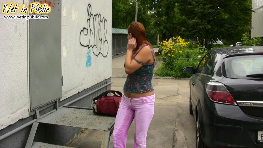 Sehr enge und urindurchtränkte rosa Jeans einer kurzhaarigen Straßenpisserin
 #73241381