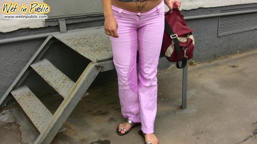 Sehr enge und urindurchtränkte rosa Jeans einer kurzhaarigen Straßenpisserin
 #73241433