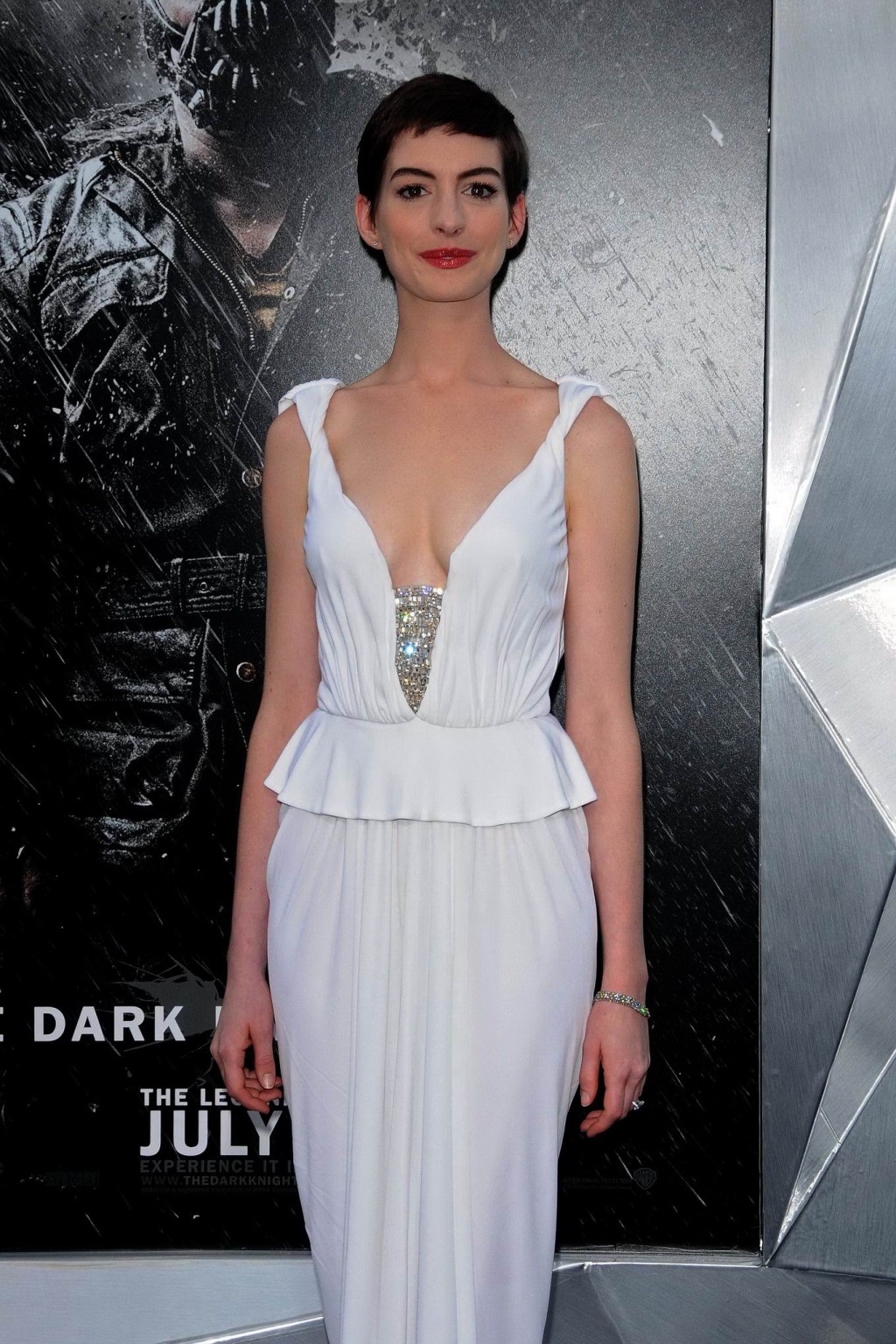Anne Hathaway mostrando scollatura in abito bianco a 'cavaliere oscuro sorge' premiere in
 #75257413