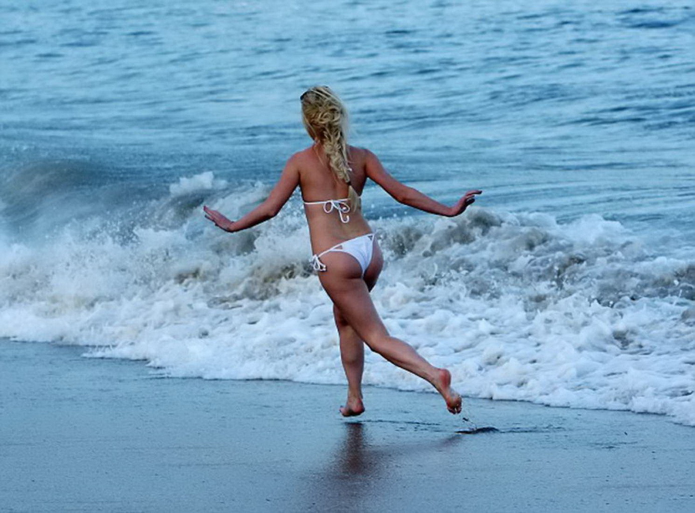 Jorgie porter mostrando su redondo culo en diminuto bikini blanco
 #75148297