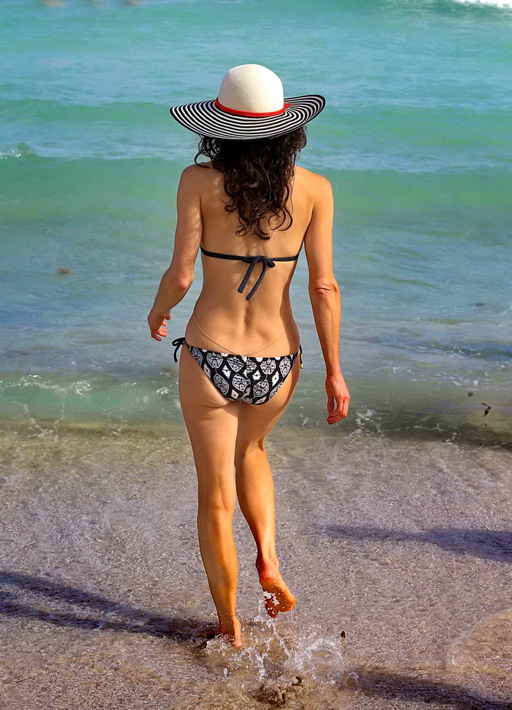 Bethenny frankel che mostra il suo corpo in bikini su una spiaggia a miami
 #75208290