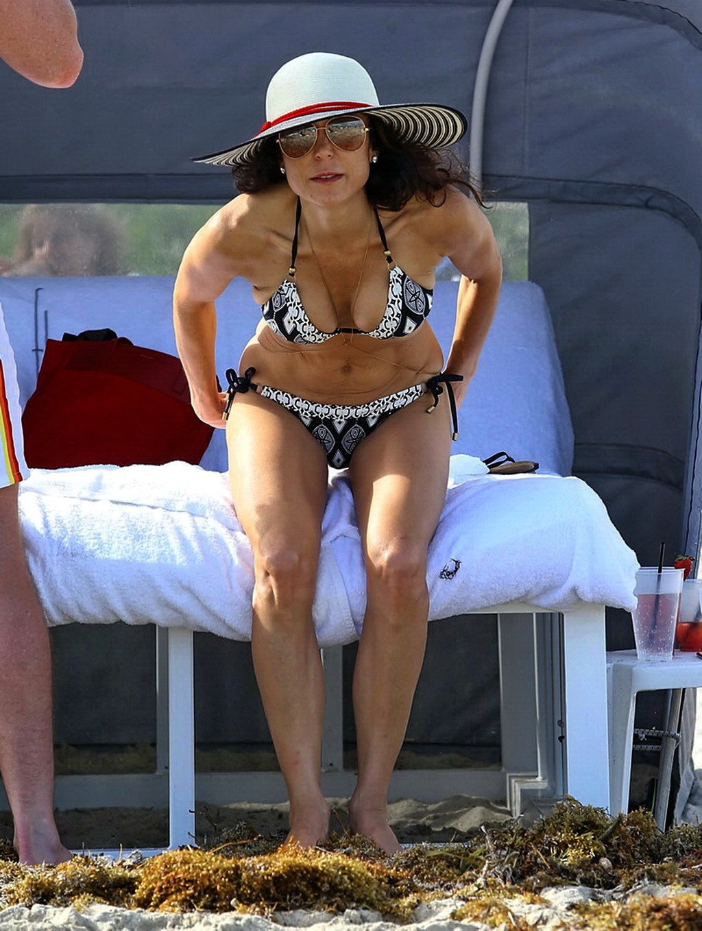 Bethenny frankel che mostra il suo corpo in bikini su una spiaggia a miami
 #75208415