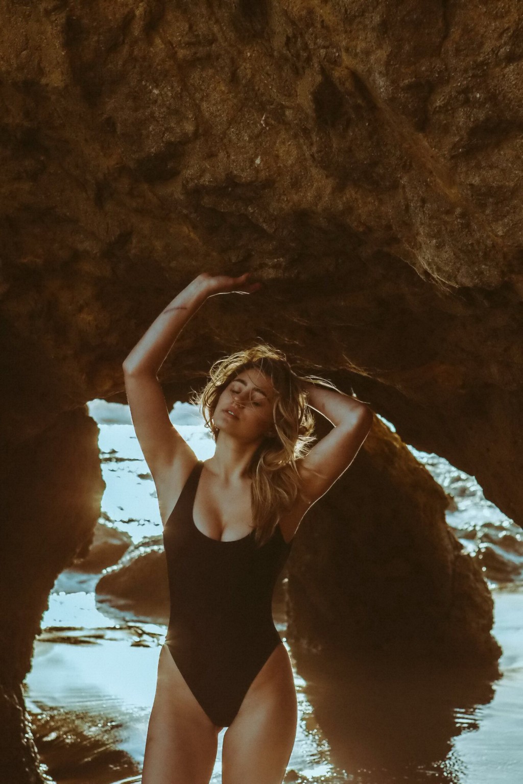 Lia marie johnson en maillot de bain noir et vert avec une forte poitrine
 #75147039