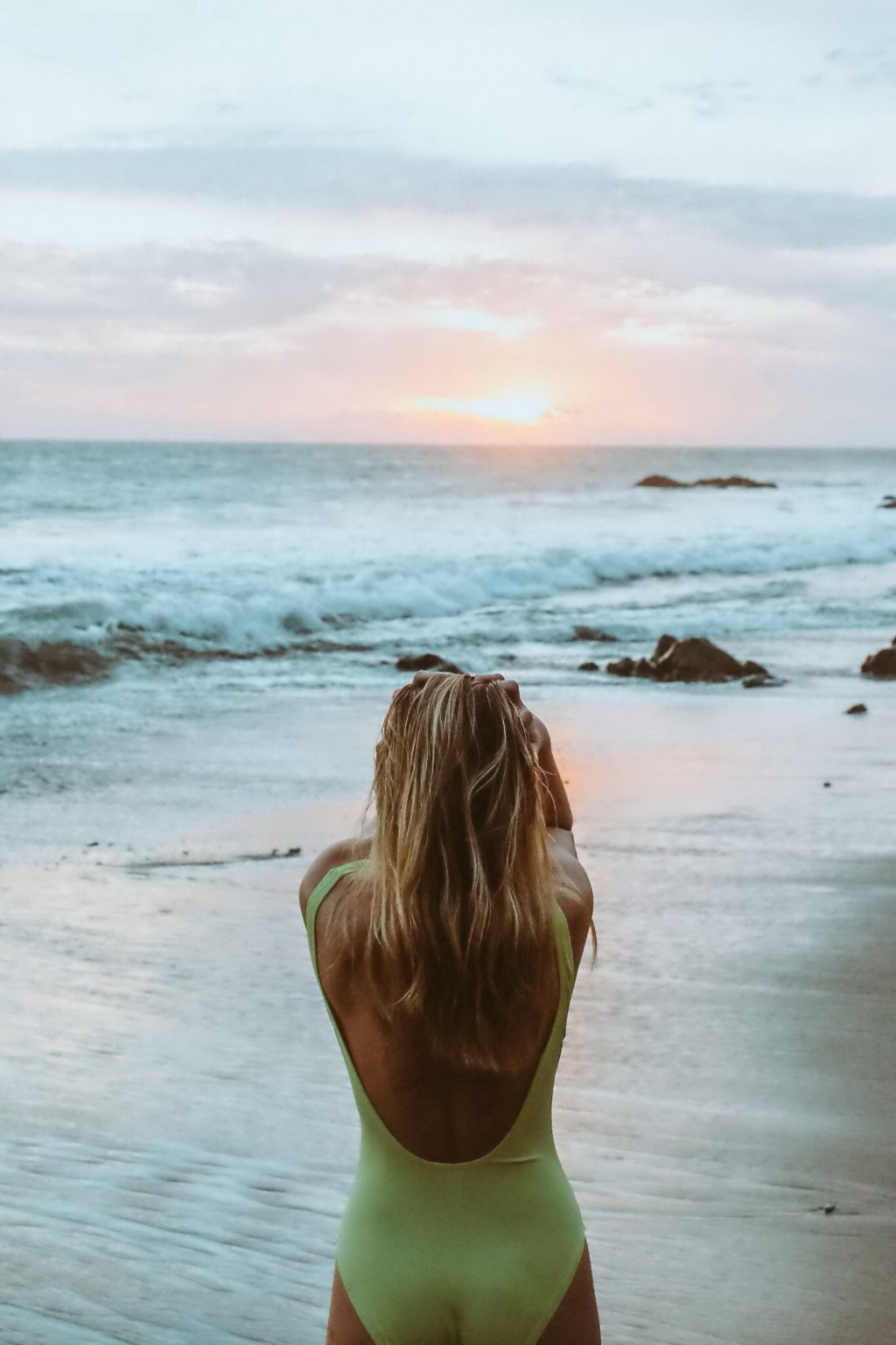 Lia marie johnson en maillot de bain noir et vert avec une forte poitrine
 #75147049