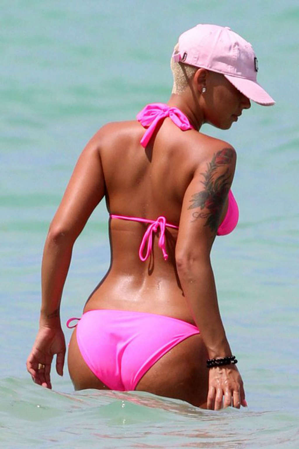 Amber rose exponiendo su cuerpo sexy y su culo caliente en bikini en la playa
 #75338335