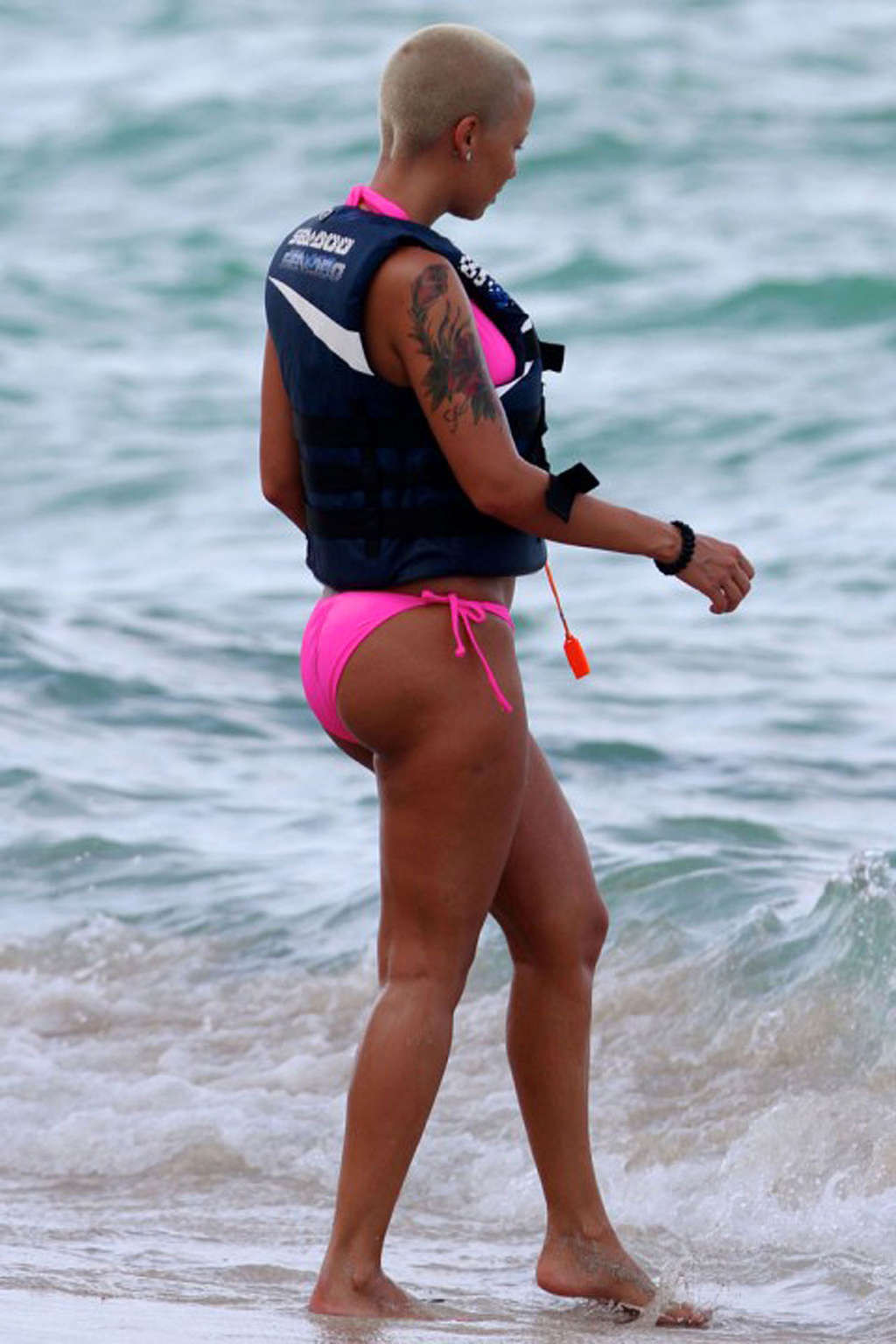 Amber rose entblößt fucking sexy Körper und heißen Arsch im Bikini am Strand
 #75338415