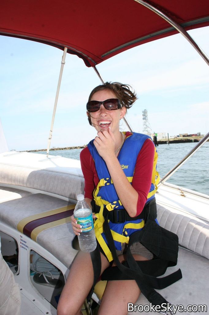 Brooke skye : : adorable jeune volant en parachute et faisant l'amour lesbien sur le bateau
 #74860048