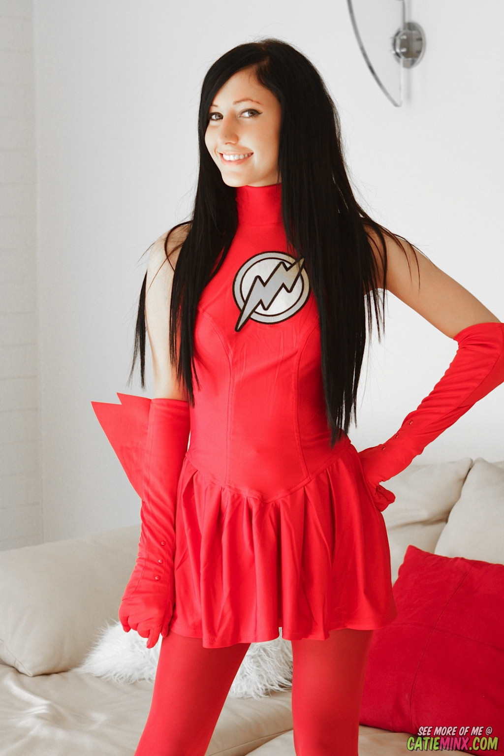 Catie minx nerd joven vestida como el flash en cosplay
 #67958784