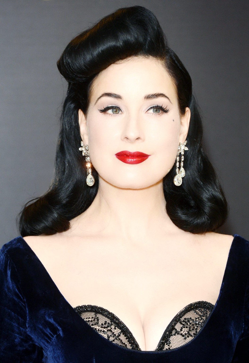 Dita von teese mostrando escote en el lanzamiento de su línea de lencería en debenhams en
 #75247393