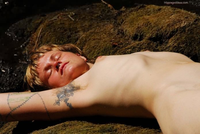 Blonde poilue aux petits seins, nudiste bronzant au bord d'une rivière
 #77320758
