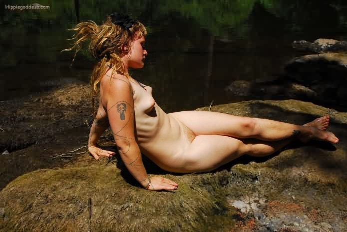 Blonde poilue aux petits seins, nudiste bronzant au bord d'une rivière
 #77320766