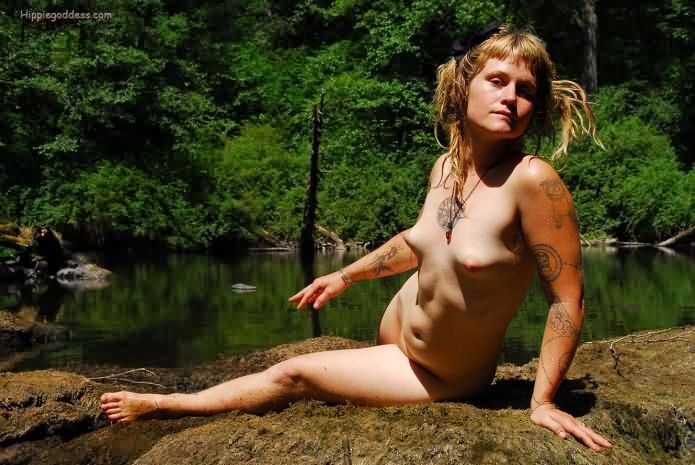 Blonde poilue aux petits seins, nudiste bronzant au bord d'une rivière
 #77320824