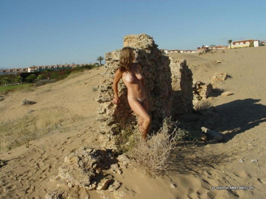 Colección de una sexy miel salvaje posando desnuda al aire libre
 #67235163