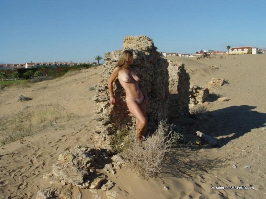 Colección de una sexy miel salvaje posando desnuda al aire libre
 #67235173