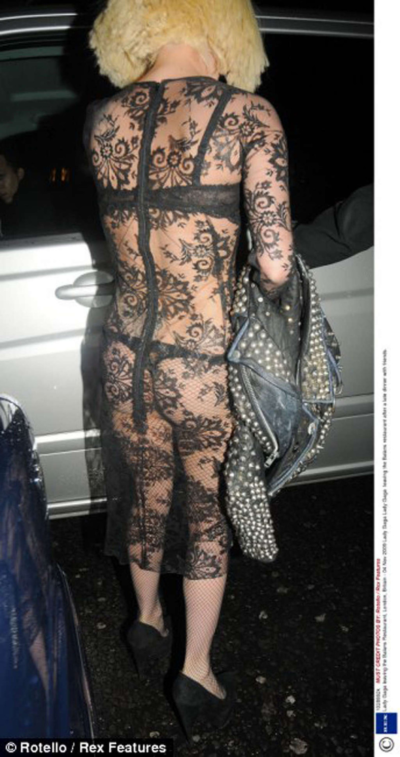 Lady Gaga che espone le sue belle tette grandi e foto upskirt paparazzi
 #75375197