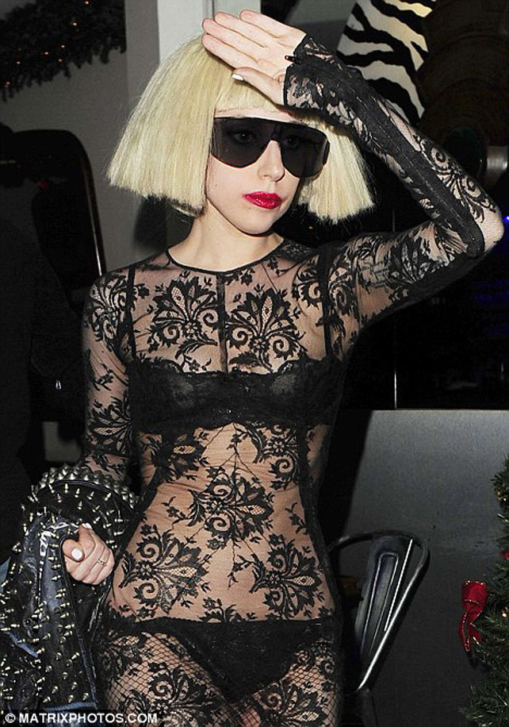 Lady Gaga che espone le sue belle tette grandi e foto upskirt paparazzi
 #75375204