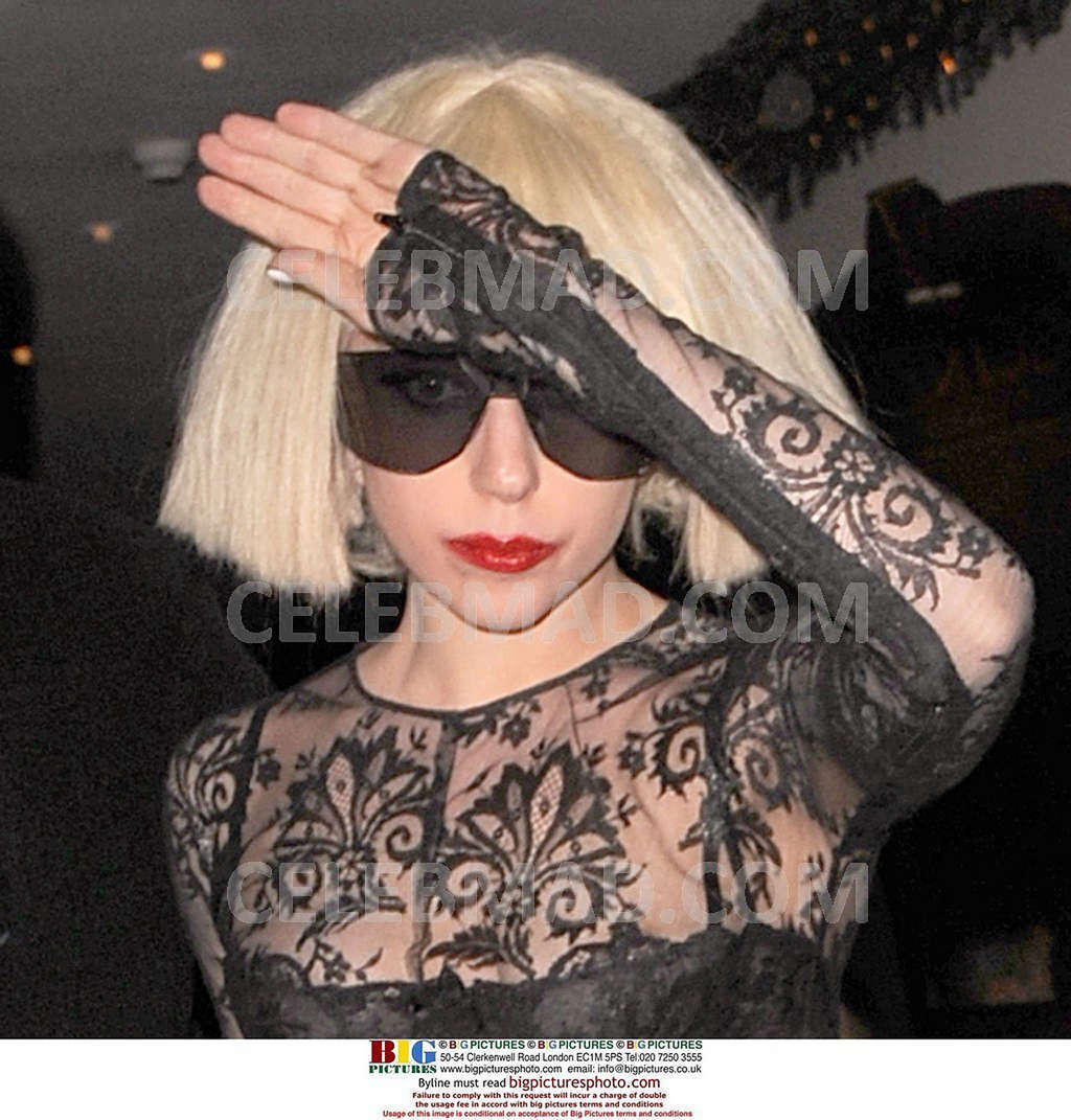 Lady Gaga che espone le sue belle tette grandi e foto upskirt paparazzi
 #75375298