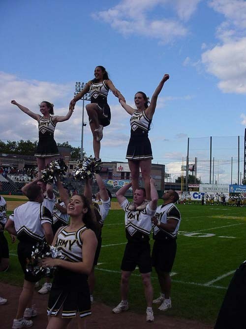 La vera squadra di cheerleader dell'esercito sa come fare festa
 #69727396
